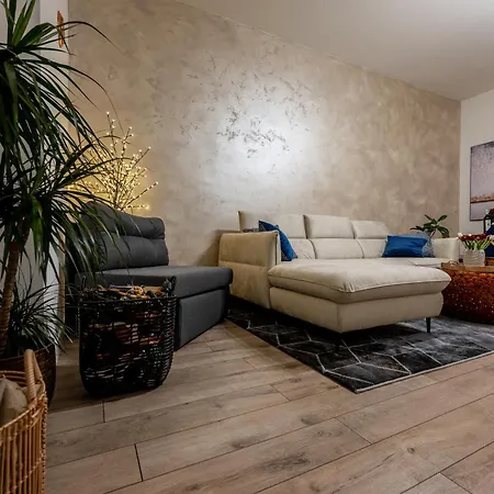 Garbo 3 Bedroom Centrum Very New شقة